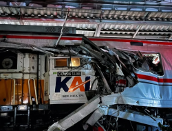  KECELAKAAN KA ARGO BROMO ANGGREK DENGAN KRL CIKARANG LINE DI STASIUN BEKASI TIMUR