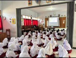 Sekolah Lantai: Ketika Masa Depan Duduk Bersila