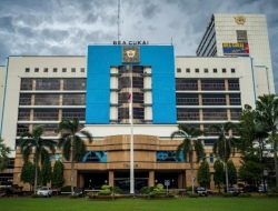 DJAKA BUDI UTAMA: DISEBUT, DISERET, APA SEKADAR HADIR ATAU IKUT MENGATUR? KASUS BLUERAY CARGO MENGGUNCANG BEA CUKAI